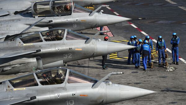 Французские военнослужащие у истребителей Rafale на палубе авианосца Шарль де Голль в Средиземном море - اسپوتنیک افغانستان  