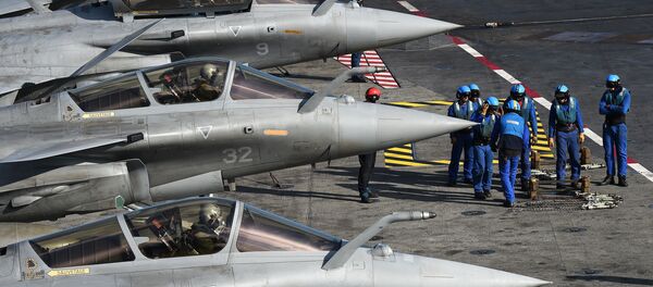 Французские военнослужащие у истребителей Rafale на палубе авианосца Шарль де Голль в Средиземном море Французские военнослужащие у истребителей Rafale на палубе авианосца Шарль де Голль в Средиземном море - اسپوتنیک افغانستان