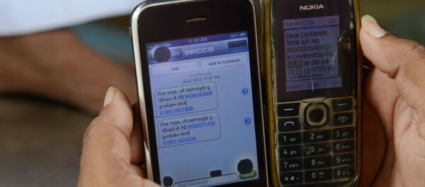 Покупатель демонстрирует смс с результатами списания денежных средств в Акодаре Покупатель демонстрирует смс с результатами списания денежных средств в Акодаре - اسپوتنیک افغانستان