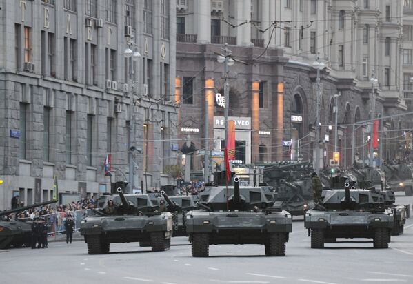 عمله تانک تی -14 در جریان آمادگی به رسم و گذشت نظامی در مسکو - اسپوتنیک افغانستان  