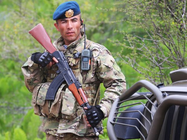 سرباز اردوی تاجکستان هنگام تمرینات مشترک - اسپوتنیک افغانستان  
