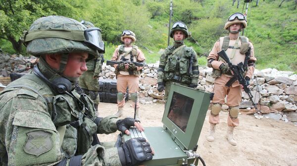 Военнослужащий армии Белоруссии демонстрирует работу системы радиоэлектронной разведки во время учений стран ОДКБ Поиск-2016 в Таджикистане - اسپوتنیک افغانستان  