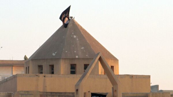 Флаг ДАИШ на здании в сирийском городе Эр-Ракке - اسپوتنیک افغانستان  