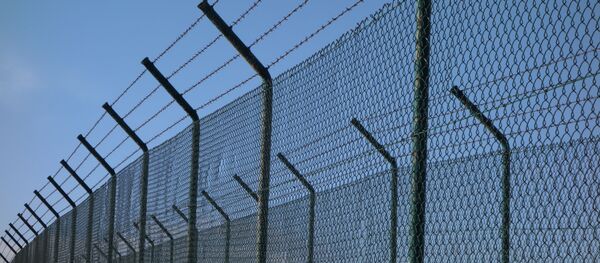 Тюремный забор с колючей проволокой Тюремный забор с колючей проволокой - اسپوتنیک افغانستان