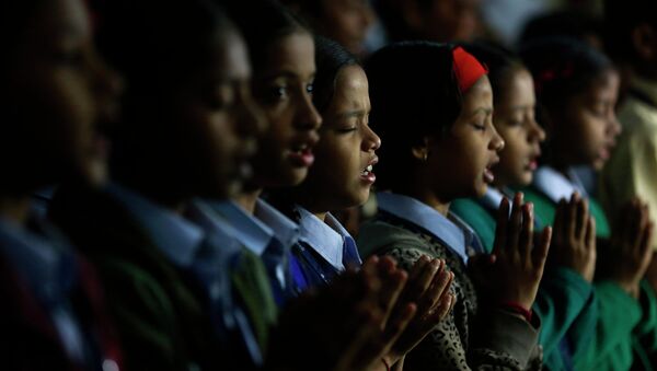 India schoolgirls offer prayers for victims killed in a Taliban attack - اسپوتنیک افغانستان  