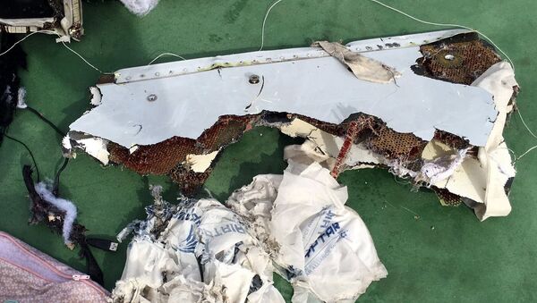پارچه ها از محل سقوط طیاره کمپنی  EgyptAir - اسپوتنیک افغانستان  