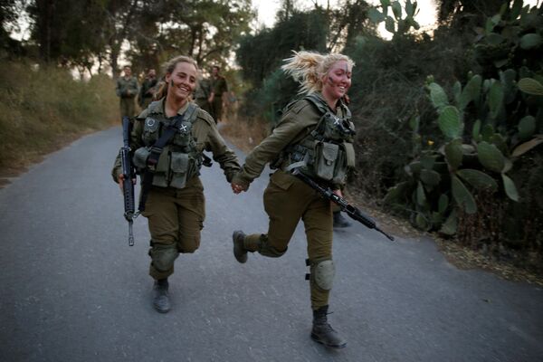 سربازان اسرائیلی حین تطبیقات در جنگل - اسپوتنیک افغانستان  