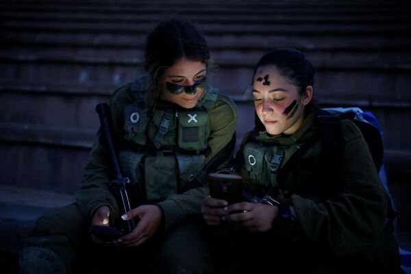 سربازان اسرائیلی حین استراحت بعد از تطبیقات در جنگل - اسپوتنیک افغانستان  