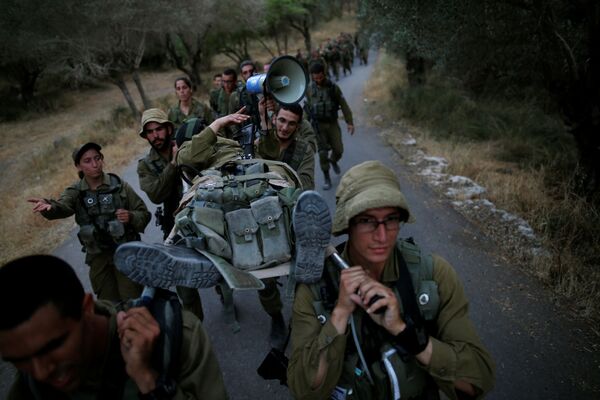 سربازان لوای جستجوی و نجات اسرائیل در جریان تطبیقات همرزم خود را در تذکره انقال میدهند - اسپوتنیک افغانستان  