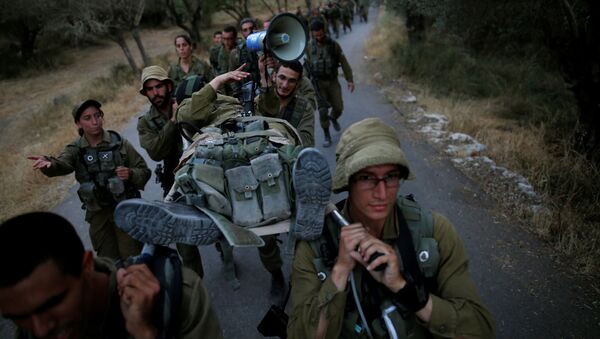 Израильские солдаты из поисково-спасательной бригады несут своего товарища на носилках во время тренировки в лесу Бен Шемен рядом с городом Модиин-Маккабим-Реут в Израиле - اسپوتنیک افغانستان  
