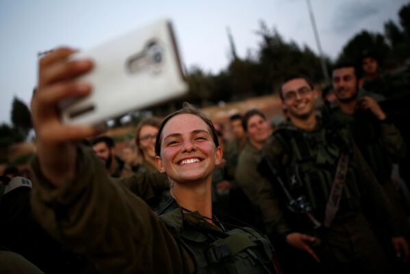 سربازان اسرائیلی حین عکس گرفتن در جریان تطبیقات در جنگل - اسپوتنیک افغانستان  