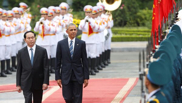 بارک اوباما رئیس جمهور امریکا هنگام اولین بازدید از ویتنام - اسپوتنیک افغانستان  
