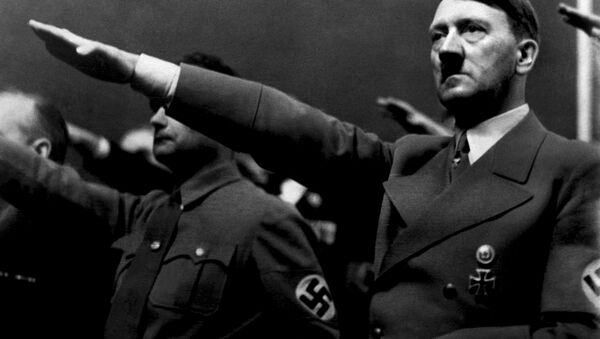 A picture dated 1939 shows German Nazi Chancellor Adolf Hitler giving the nazi salute during a rally next to Deputy Furhrer Rudolf Hess. - اسپوتنیک افغانستان  