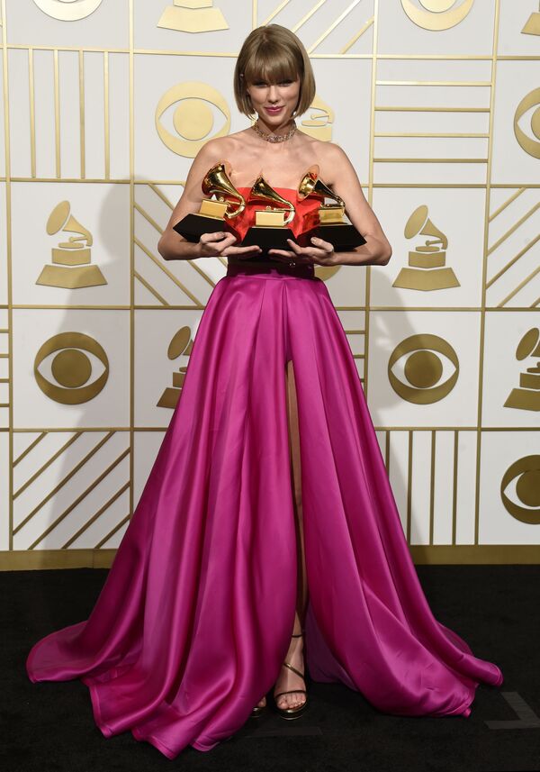 آواز خوان امریکائی تئیالور سویف در مراسم جایزه گریمی در لاس انجلس - اسپوتنیک افغانستان  