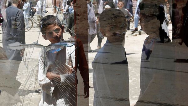 Афганские мальчики у разбитого окна в Кабуле, Афганистан - اسپوتنیک افغانستان  