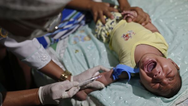 Медицинский работник берет кровь у трехмесячного ребенка, рожденного с микроцефалией, в городе Жуан-Песоа, Бразилия - اسپوتنیک افغانستان  