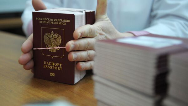 Сотрудница ФГУП Гознак упаковывает для отправки готовые биометрические заграничные паспорта граждан РФ в Резервном центре персонализации в Москве - اسپوتنیک افغانستان  