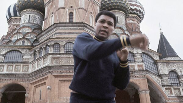 Boxer Muhammad Ali doing his roadwork past St. Basil's and Lenin's mausoleum in Moscow in June 1978 - اسپوتنیک افغانستان  