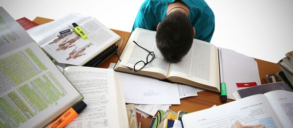 Студент готовится к экзамену Студент готовится к экзамену - اسپوتنیک افغانستان