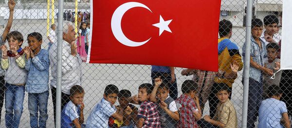 An elderly refugee man stands with children as they wait for the arrival of German Chancellor Angela Merkel, Turkish Prime Minister Ahmet Davutoglu, EU Council President Donald Tusk and European Commission Vice-President Frans Timmermans (all not pictured) at Nizip refugee camp near Gaziantep, Turkey, April 23, 2016.s - اسپوتنیک افغانستان  