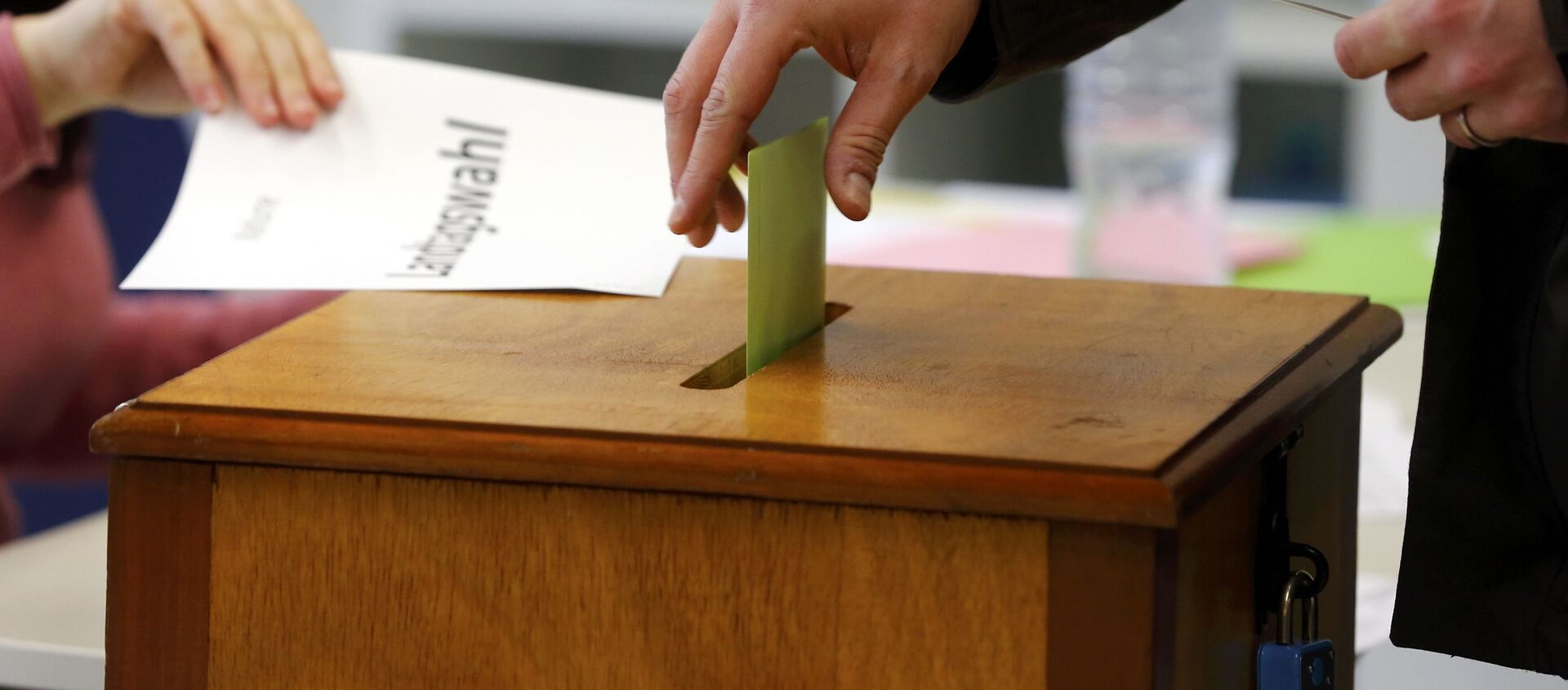 Мужчина опускает бюллетень в урну во время голосования на региональных выборах в Германии - اسپوتنیک افغانستان  , 1920, 27.09.2021