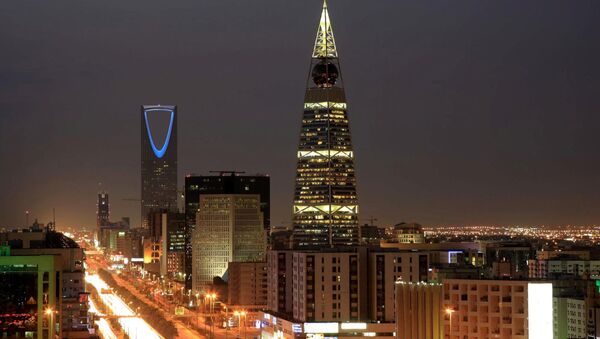 Saudi Arabian city view with the 'Kingdom Tower', background, and 'Al-Faislia Tower' in Riyadh. (File) - اسپوتنیک افغانستان  