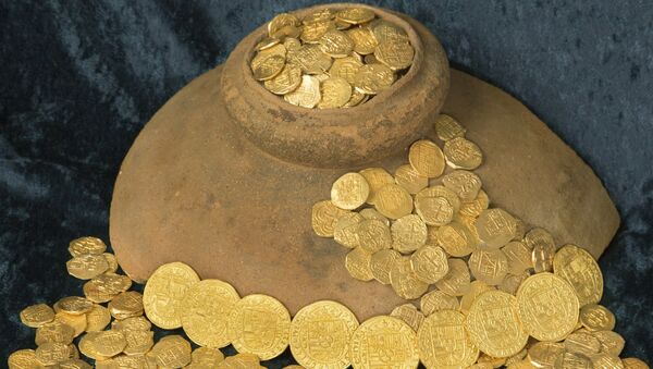 Over 350 gold coins from a sunken Spanish Treasure are seen in an undated handout picture courtesy of 1715 Fleet - Queens Jewels. Florida treasure hunters found the trove of $4.5 million worth of Spanish gold coins 300 years to the day after a fleet of ships sunk in a hurricane while en route from Havana to Spain, the salvage owner said August 19, 2015 - اسپوتنیک افغانستان  