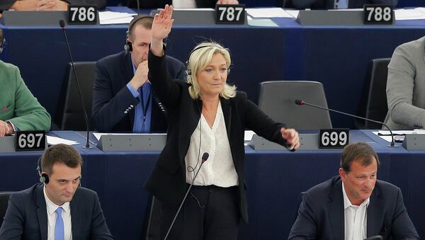 France's far-right National Front political party leader and member of the European Parliament Marine Le Pen (C) - اسپوتنیک افغانستان  