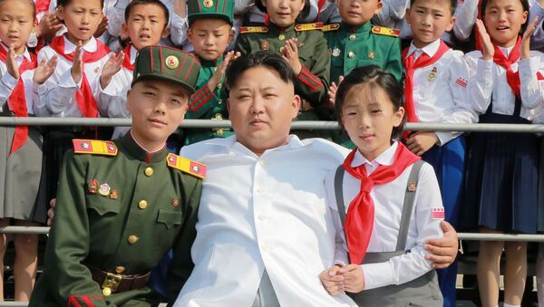 کیم جونگ اون رهبر کره شمالی بب کودکان در  جشن  سالگرد اتحادیه کودکان در پیونگ یانگ - اسپوتنیک افغانستان  