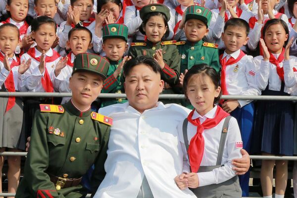 کیم جونگ اون رهبر کره شمالی بب کودکان در  جشن  سالگرد اتحادیه کودکان در پیونگ یانگ - اسپوتنیک افغانستان  