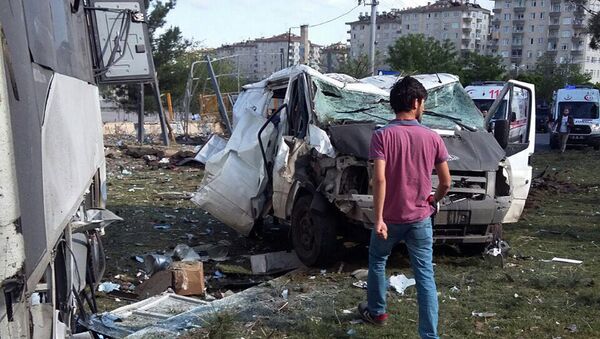 A security officer works at the explosion site after a car bomb struck a bus carrying Turkish police officers in the mainly-Kurdish city of Diyarbakir, Turkey, Tuesday, May 10, 2016, wounding at least 12 people, the state-run news agency reported - اسپوتنیک افغانستان  