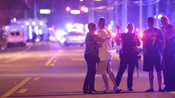 Полиция и родственники на месте стрельбы в ночном клубе в Орландо,штат Флорида - اسپوتنیک افغانستان  