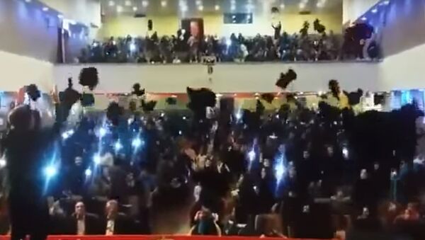 پرتاب چادر به جای کلاه در جشن فارغ‌التحصیلی دختران در ایران - اسپوتنیک افغانستان  