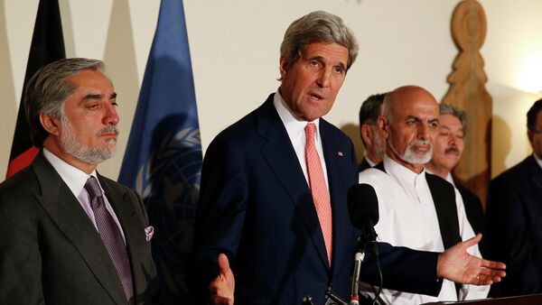 US Secretary of State John Kerry, centre, announces a deal with Afghanistan's presidential candidates Abdulah Abdullah, left, and Ashraf Ghani - اسپوتنیک افغانستان  