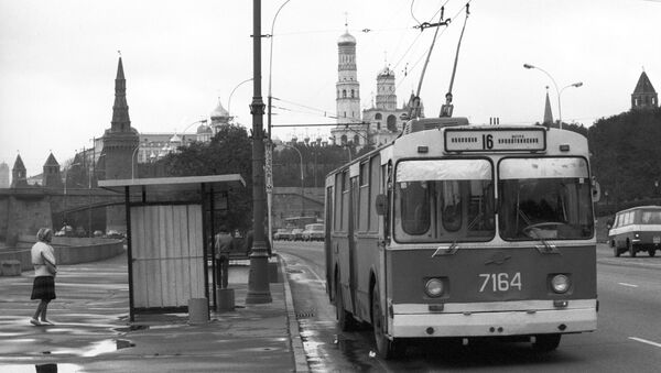 Троллейбус на автобусной остановке в Москве - اسپوتنیک افغانستان  