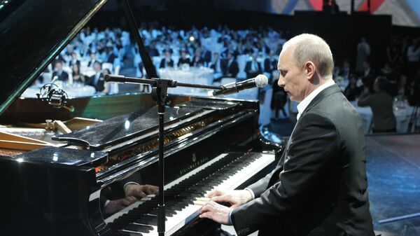 ولادمیر پوتین در پیانو قدیمی نواخت - اسپوتنیک افغانستان  