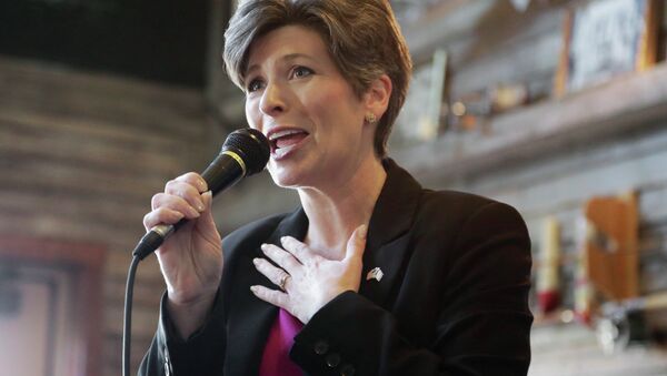 Republican Senate candidate Joni Ernst speaks during a campaign stop in Council Bluffs, Iowa, Friday, Oct. 31, 2014 - اسپوتنیک افغانستان  