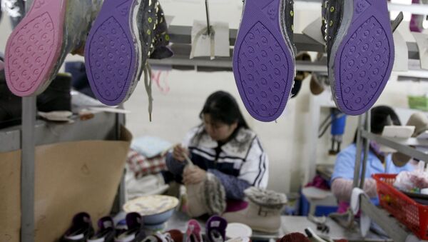 Женщина на обувной фабрике во вьетнамской деревне Тан Лап - اسپوتنیک افغانستان  