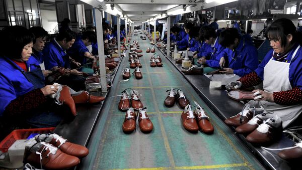 Employees work at a shoe factory in Lishui, Zhejiang province - اسپوتنیک افغانستان  