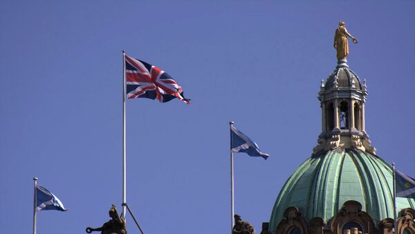 Британский и шотландский флаги на здании банка Lloyds в Эдинбурге - اسپوتنیک افغانستان  
