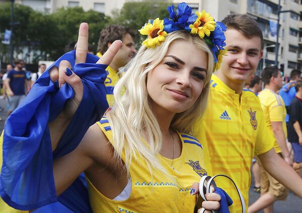 دختر خانمهای اوکراینی هوادارانمسابقات  فوتبال  اروپا - اسپوتنیک افغانستان  