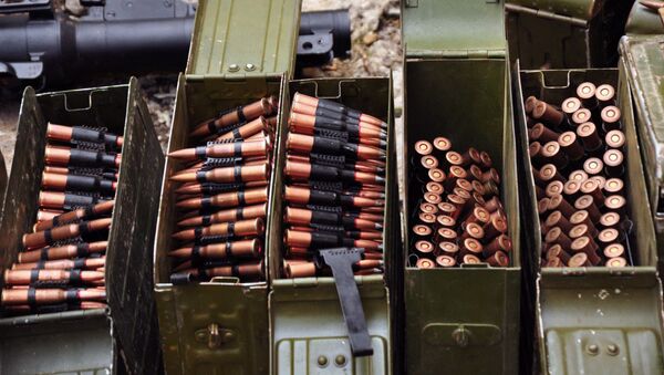 Оружие и боеприпасы, обнаруженные в подвале заброшенного дома в Перевальске - اسپوتنیک افغانستان  