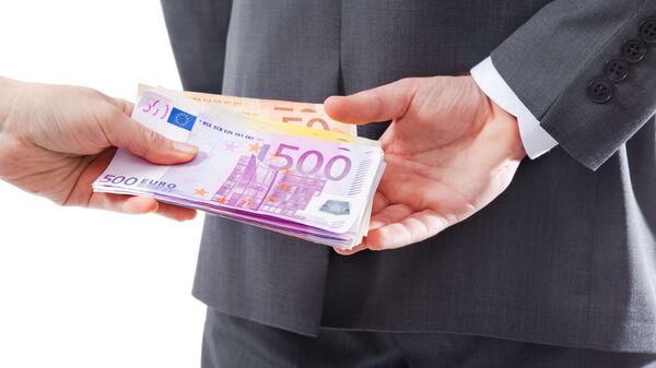 Бизнесмен берет взятку - اسپوتنیک افغانستان  