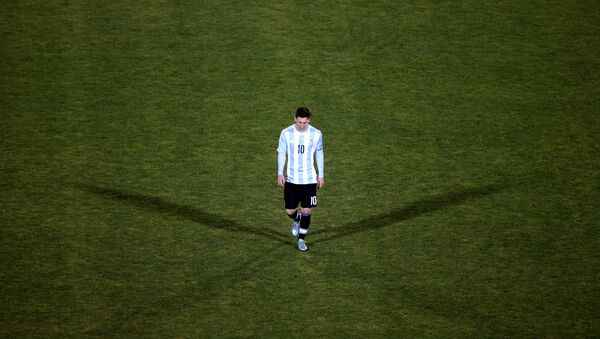 Nesta foto, Lionel Messi caminha pelo campo do Estádio Nacional de Santiago de Chile após o time nacional da Argentina ter perdido aos anfitriões, em 26 de junho de 2016 - اسپوتنیک افغانستان  