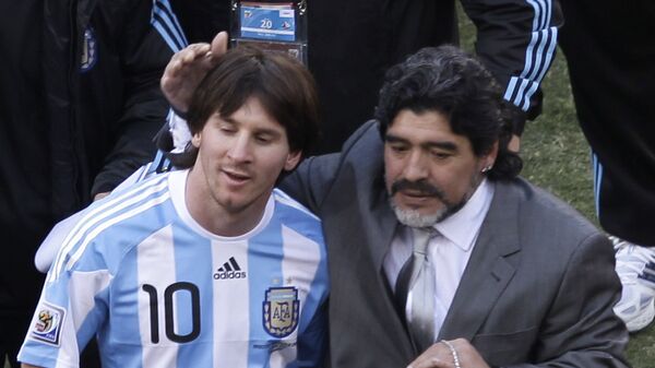 Lionel Messi con Diego Maradona en el Mundial de 2010 - اسپوتنیک افغانستان  