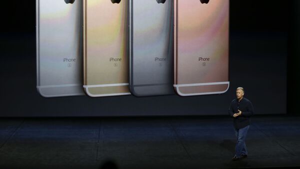 Старший вице-президент по маркетингу корпорации Apple Фил Шиллер на презентации нового iPhone - اسپوتنیک افغانستان  