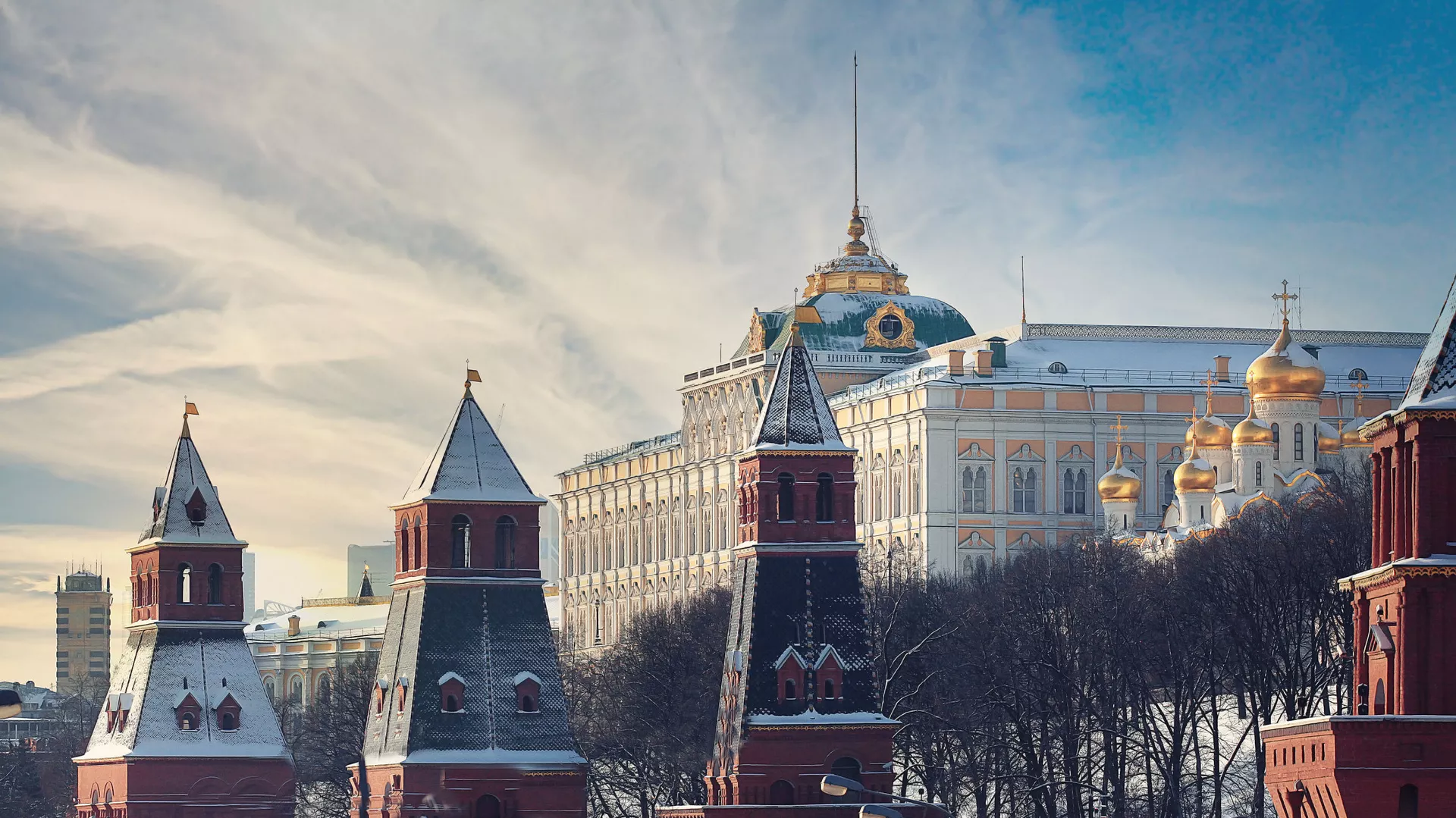 Вид на московский Кремль с Замоскворечья в Москве