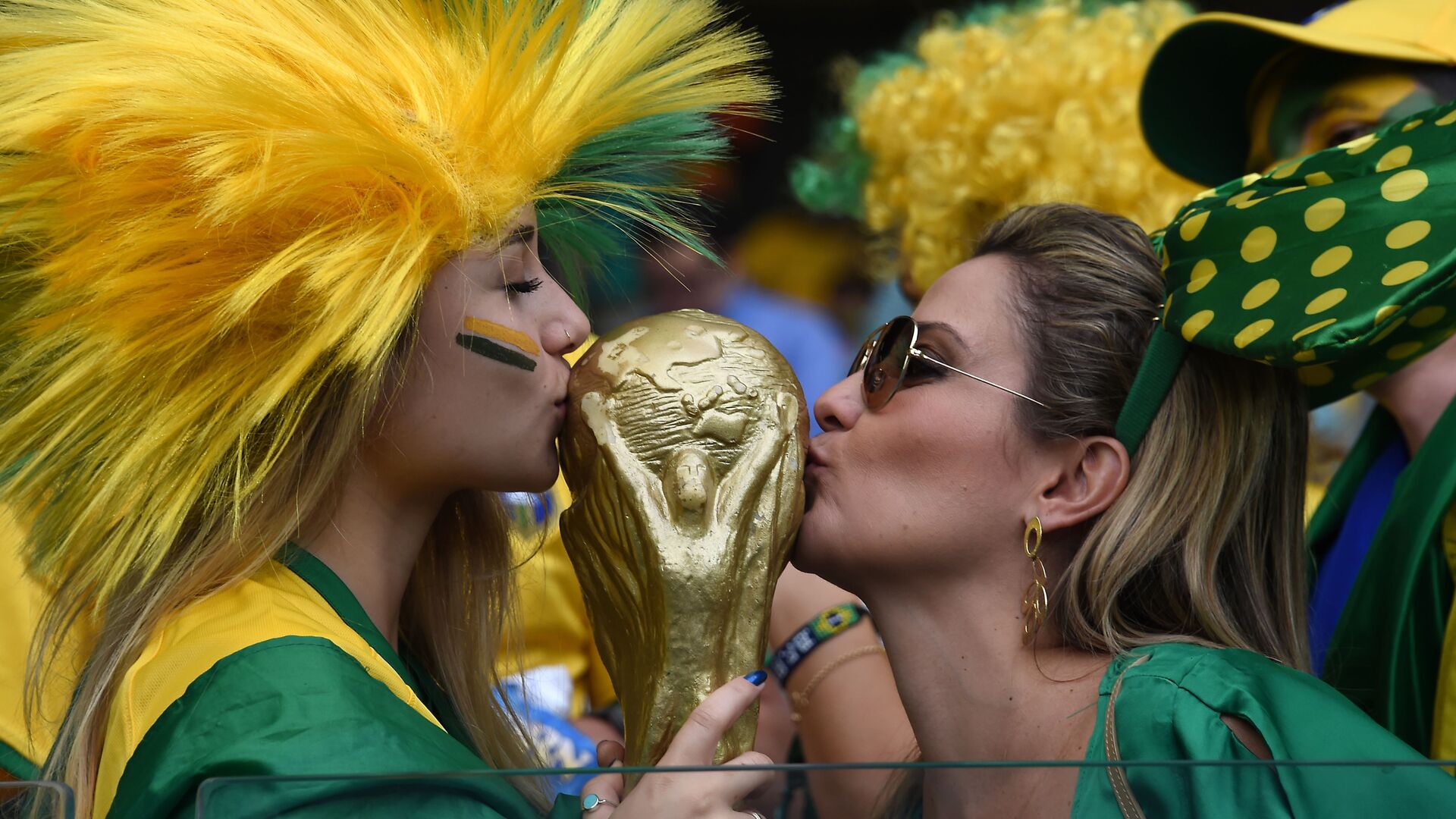Бразильские фанаты целуют копию Кубка мира  - اسپوتنیک افغانستان  , 1920, 03.08.2022