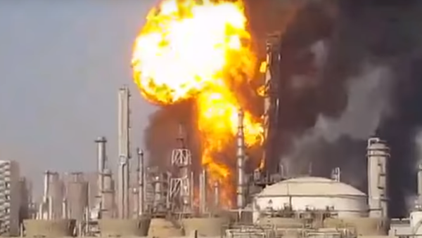 شعله های آتش و دود در آسمان:  آتش سوزی کارخانه نفت در ایران(ویدئو) - اسپوتنیک افغانستان  