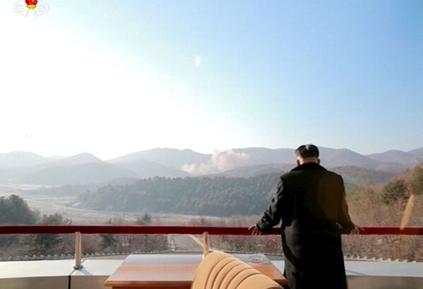 رهبر کوریای شمالی کیم جونگ اون در زمان پرتاب راکت - اسپوتنیک افغانستان  